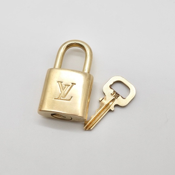 🍓LV Lock and Key #318 - Picture 1 of 3